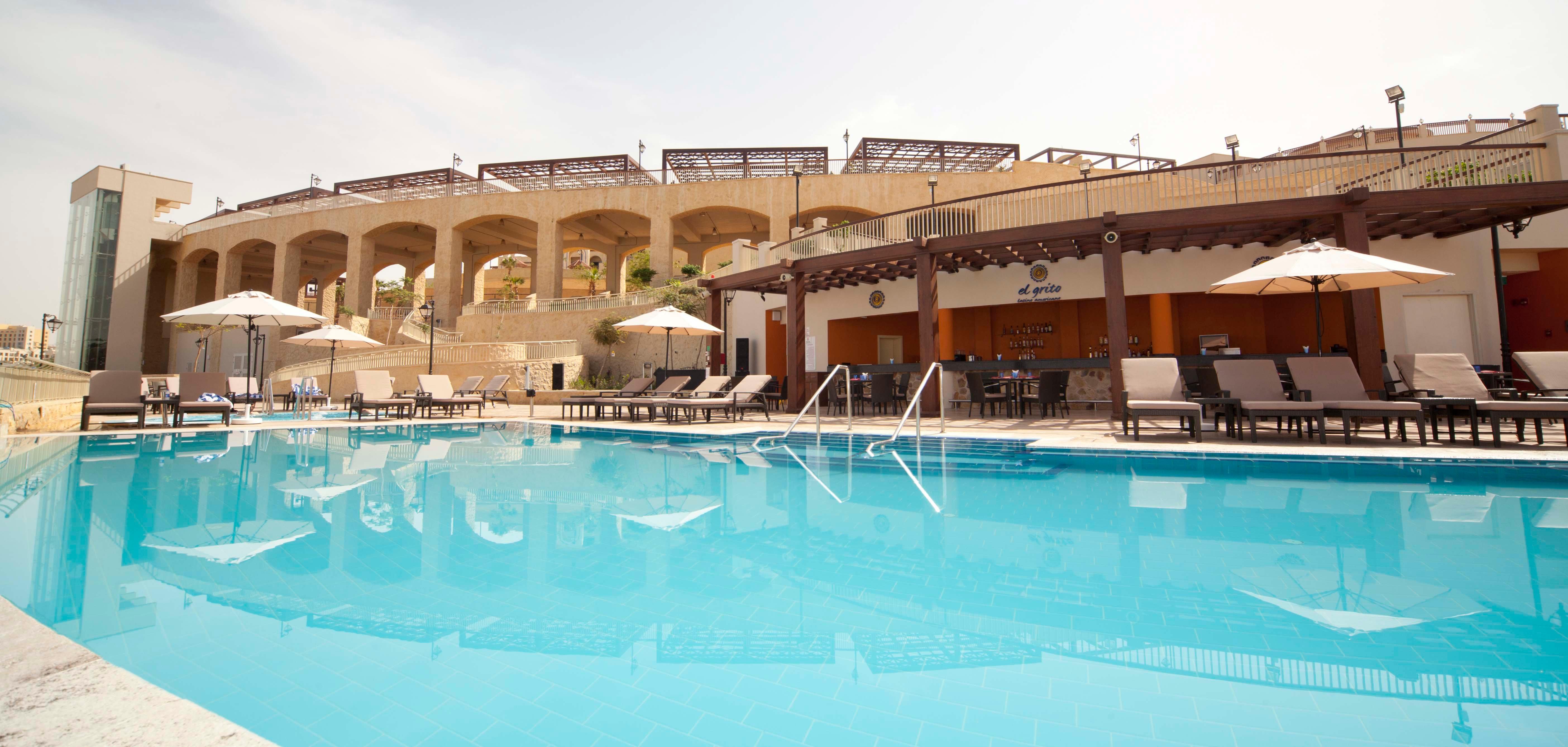 Crowne Plaza Jordan Dead Sea Resort & Spa By Ihg Sweimeh Luaran gambar The pool at the Kempinski Hotel, Amman