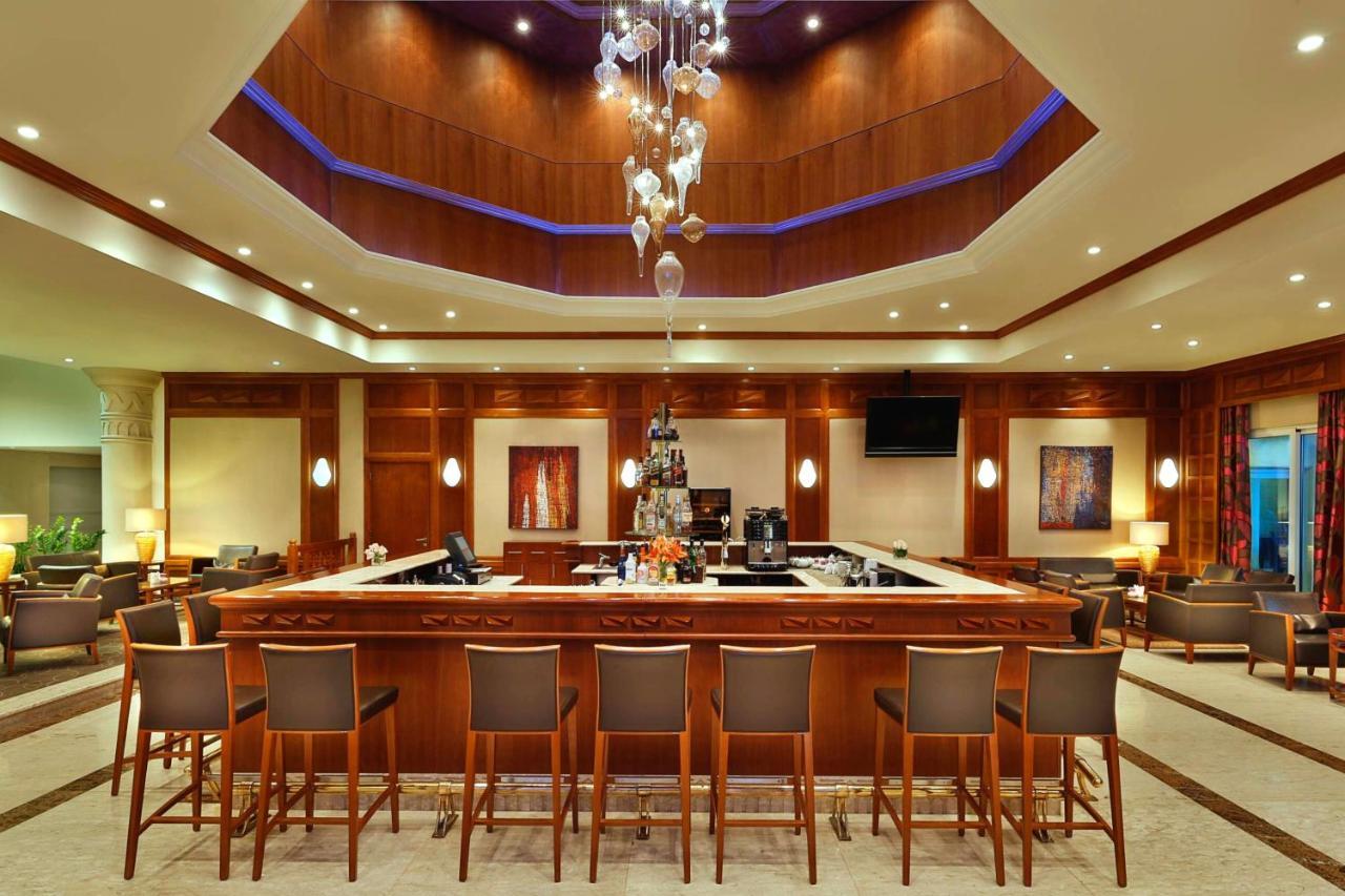 Crowne Plaza Jordan Dead Sea Resort & Spa By Ihg Sweimeh Luaran gambar The bar at the lounge