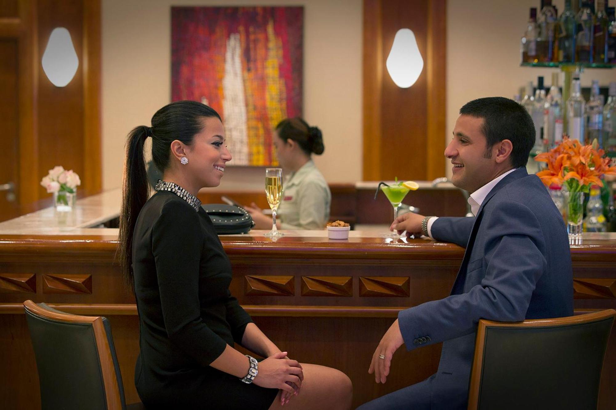 Crowne Plaza Jordan Dead Sea Resort & Spa By Ihg Sweimeh Luaran gambar A couple at the bar